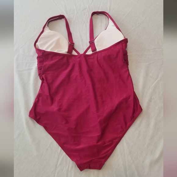 NEW Women's One Piece Swimsuit NWOT - Picture 2 of 2